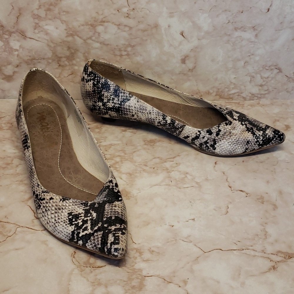 Matisse snake print pointy toe kitten heel womens loafers size 6.5